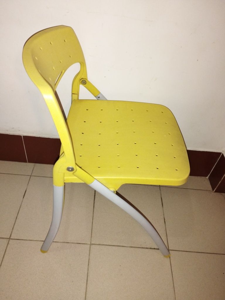 Cadeira tampo amarelo claro
