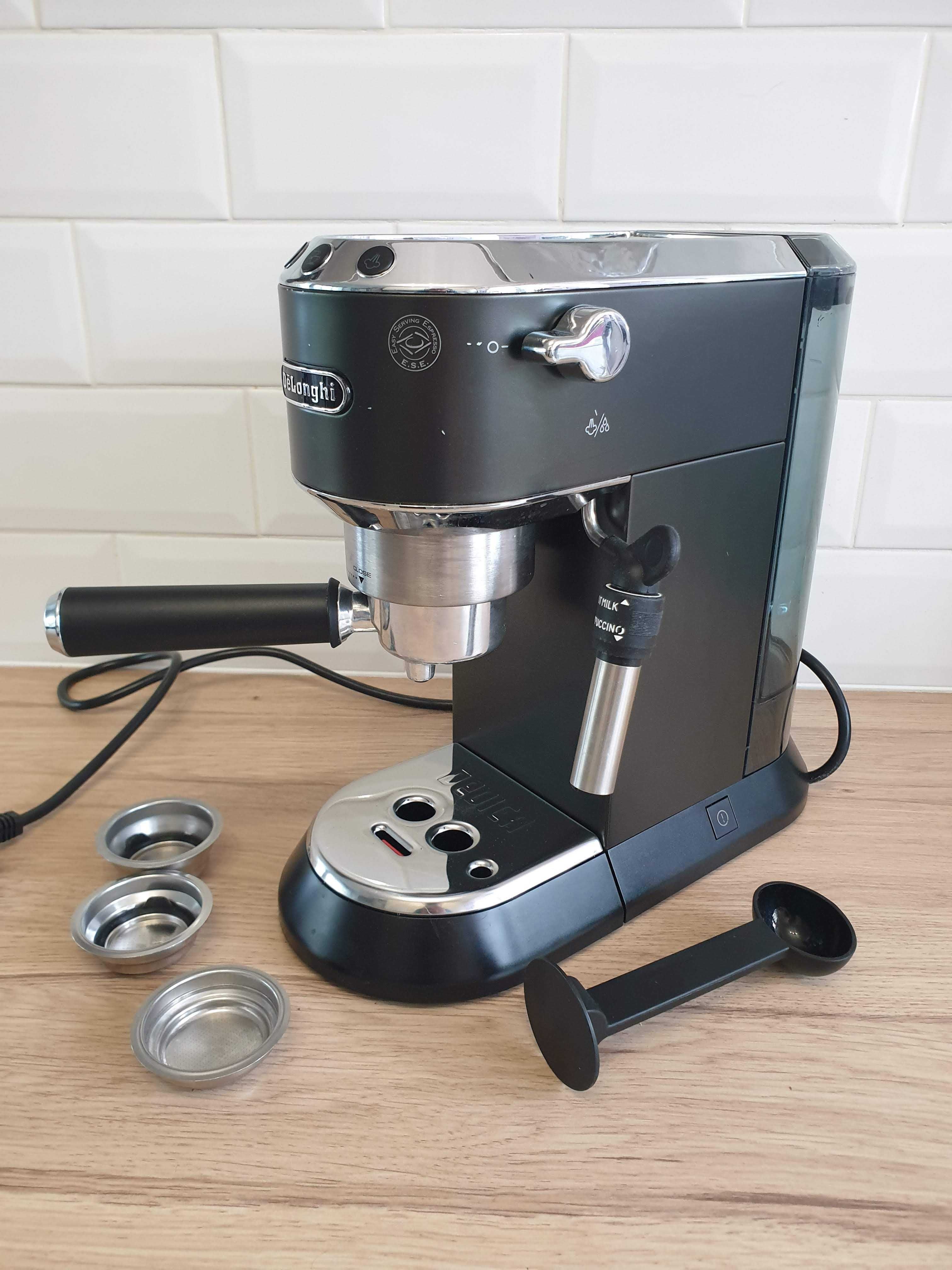Ekspres kolbowy DELONGHI Dedica Style EC685.BK