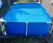 Conjunto com piscina, bomba de cartucho e cobertura