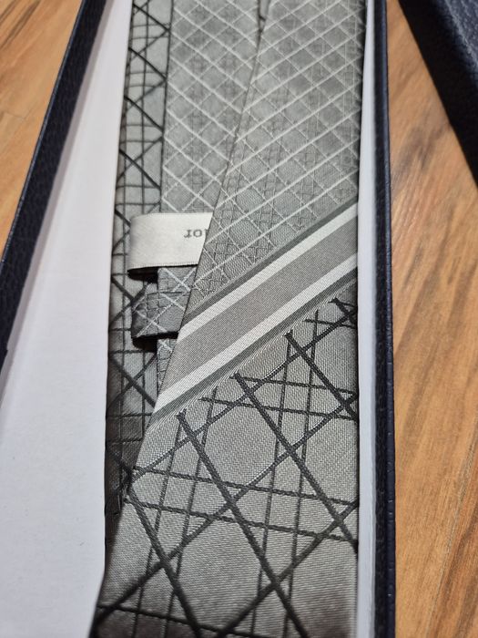 Szary / srebrny krawat Dior jedwabny
