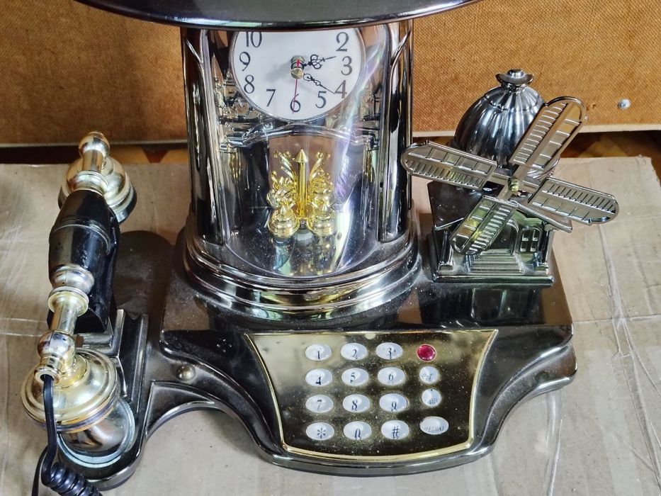 Продам ретро телефон з годинником та зі світильником.