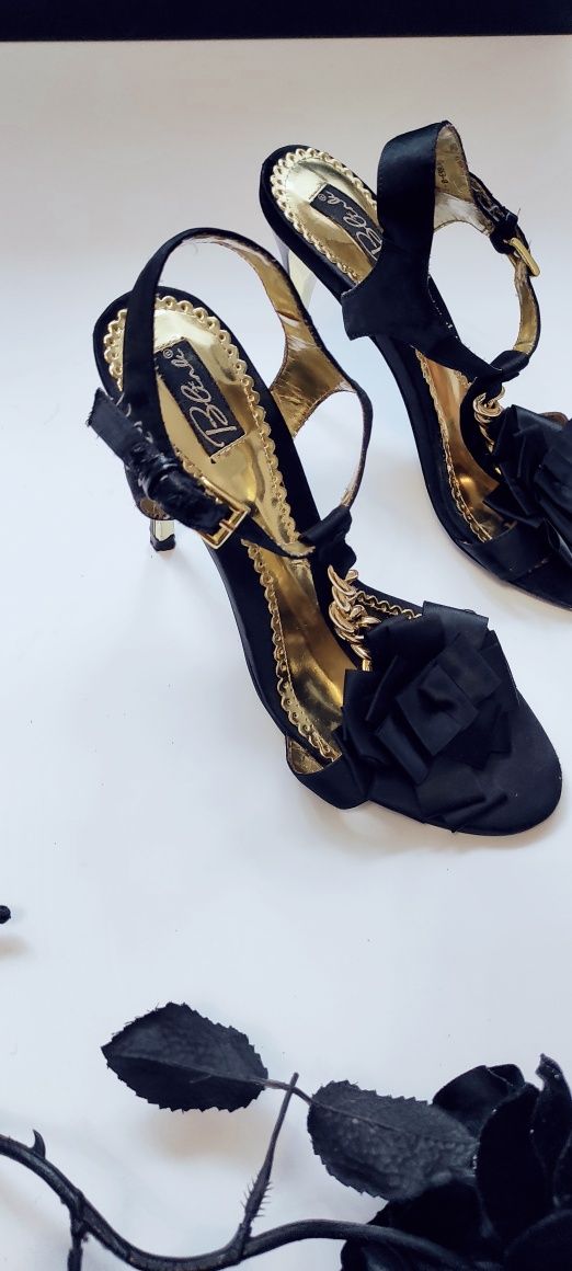 Piękne sexowne czarne złote wysokie piękne eleganckie na obcasie szpil