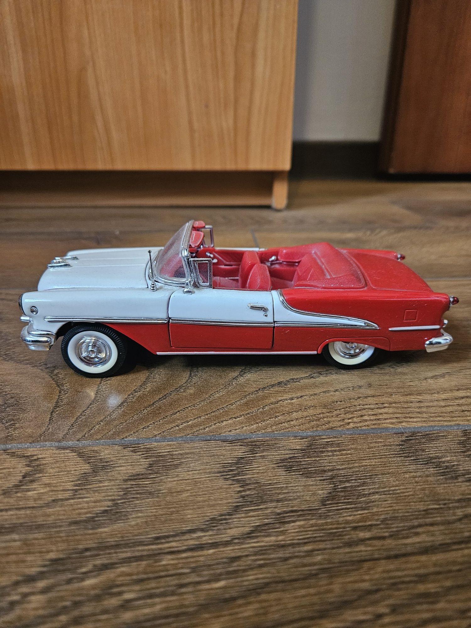 Welly Oldsmobile Super 88 z 1955 rokuw skali 1:26.