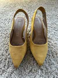Sapatos amarelos camurça