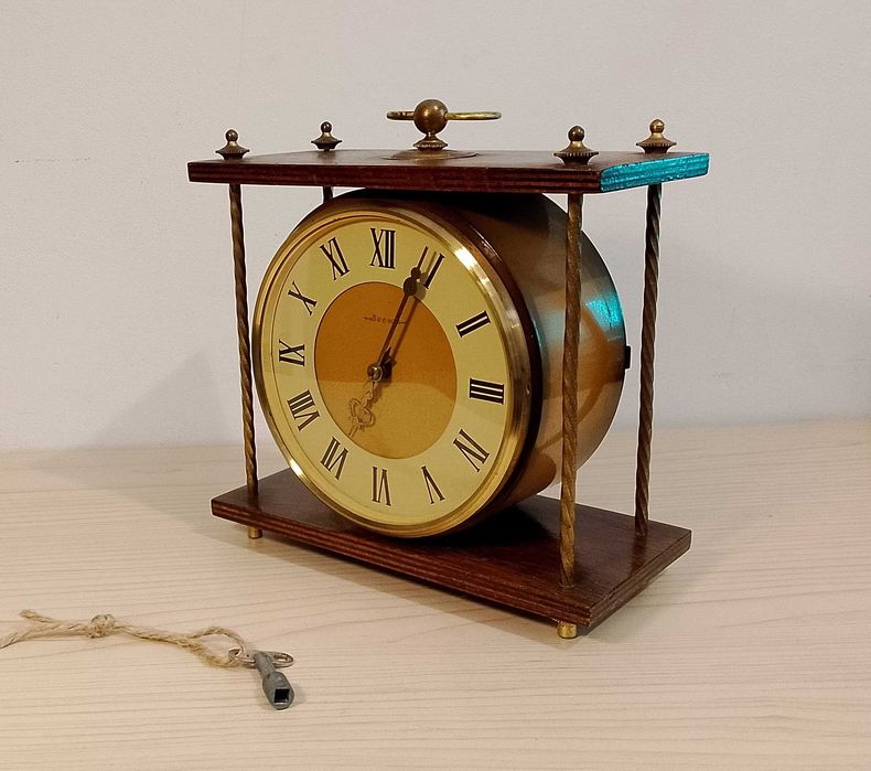 Stary piękny drewniany radziecki zegar Vesna, z kluczem.