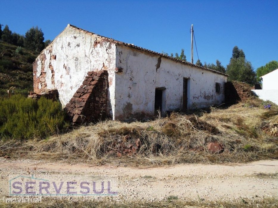Casa antiga para renovação com área de 74m² em terreno de 2 hectare...