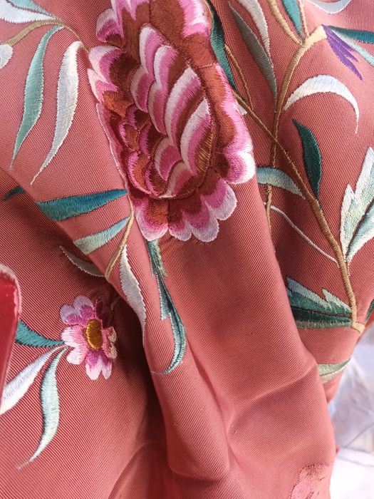 Belíssima colcha em seda bordada