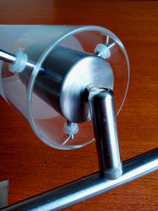 Piękna i nowoczesna lampa szczotkowana stal z żarówkami LED