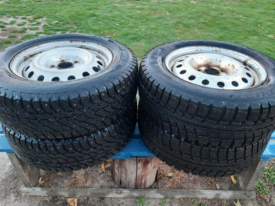 Продам комплект зимових коліс 215/65R16 з дисками