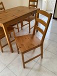 Mesa com 4 cadeiras 1,20m x 0.80m. 120,00 euros.