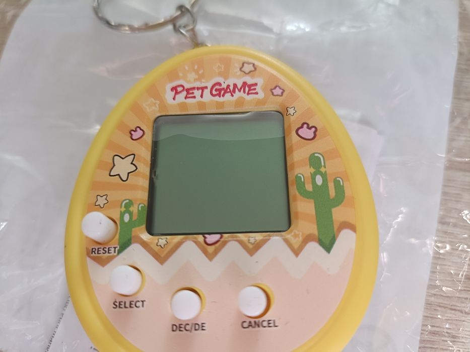 Brelok, wirtualne cyfrowe zwierzątko, tamagotchi, żółty