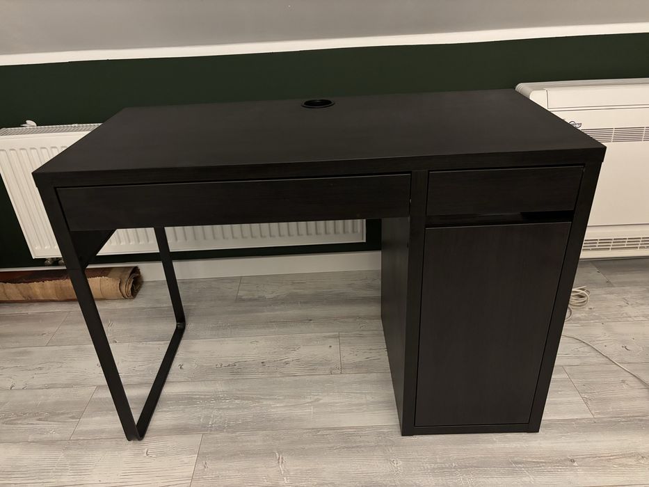 Biurko Micke 105 cm ciemny brąz