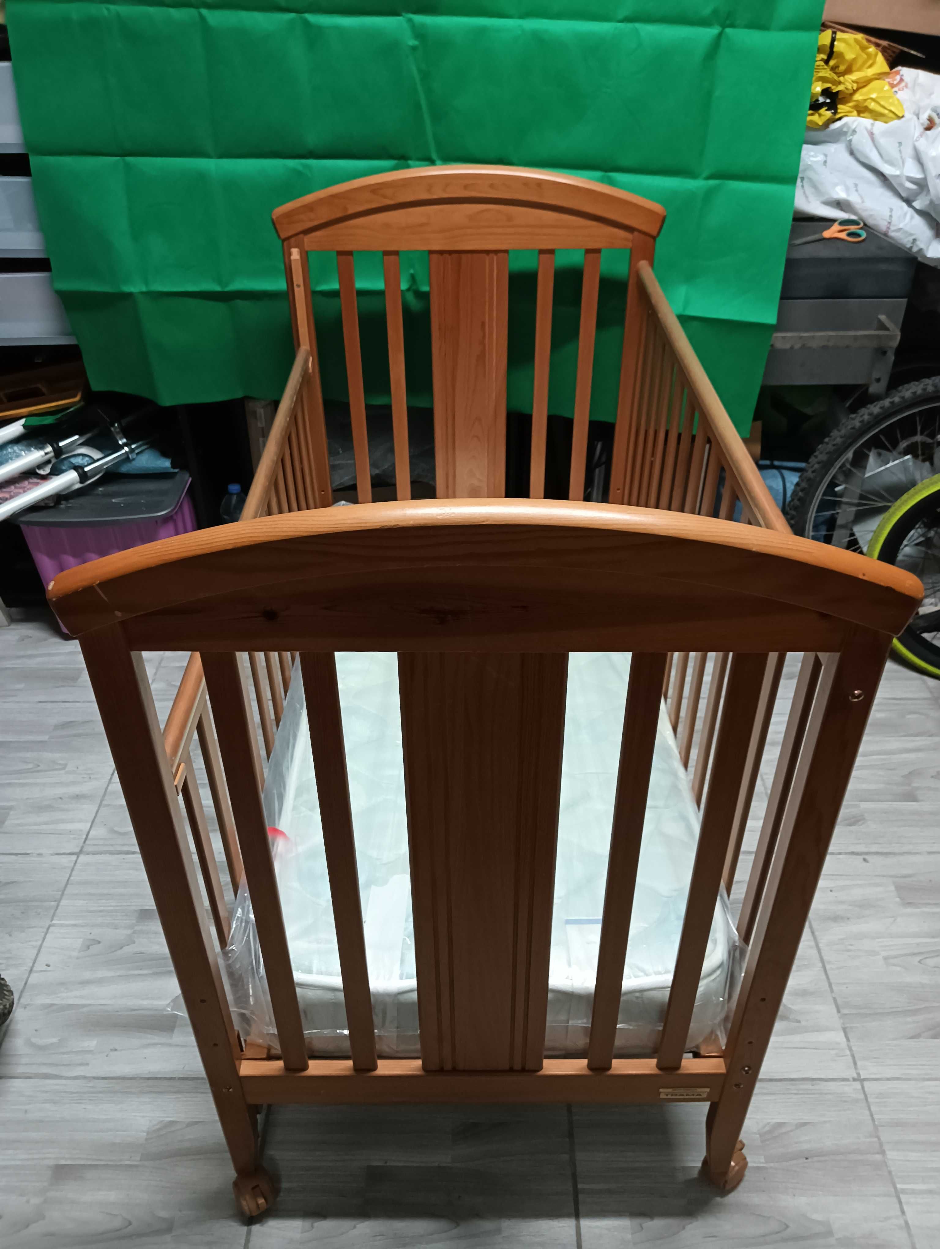 Cama de bebê em pinho