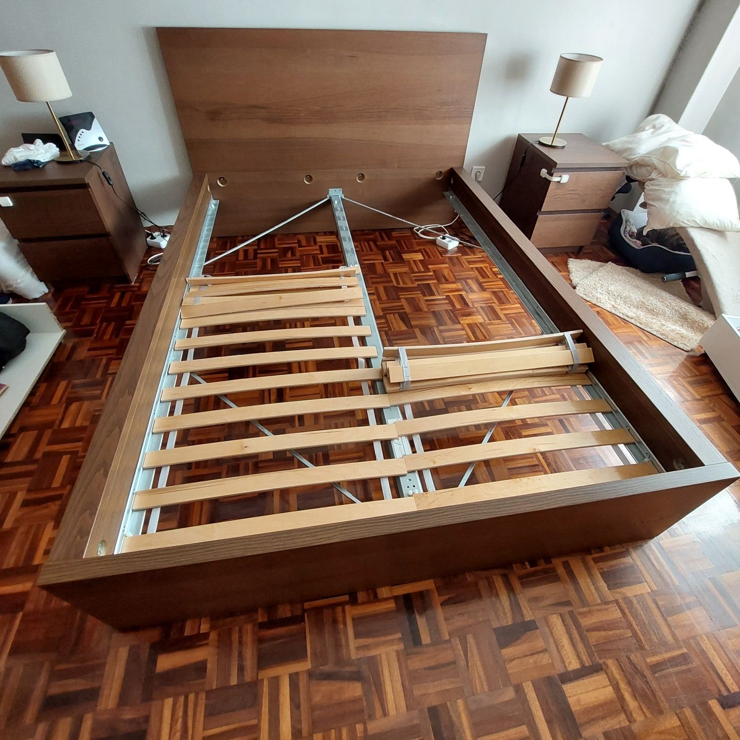 Cama de casal em bom estado