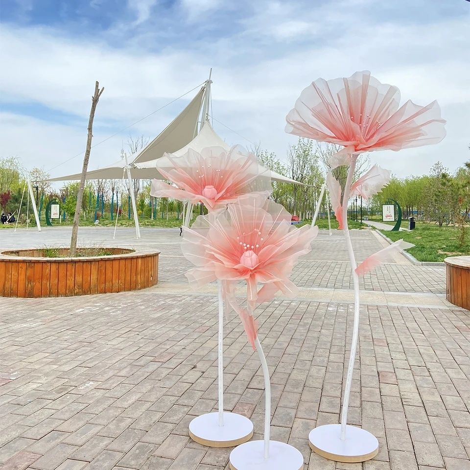 Flores gigantes para decoração de festas.