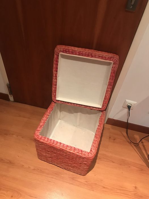 Puff em madeira revestido a rafia ( tem caixa para arrumacoes interior