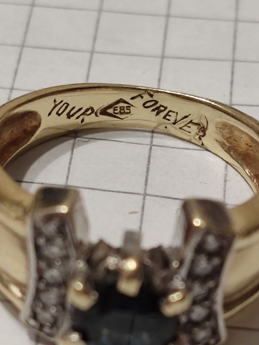 Золота, вінтажна каблучка, з діамантами і сапфіром, 585 проба