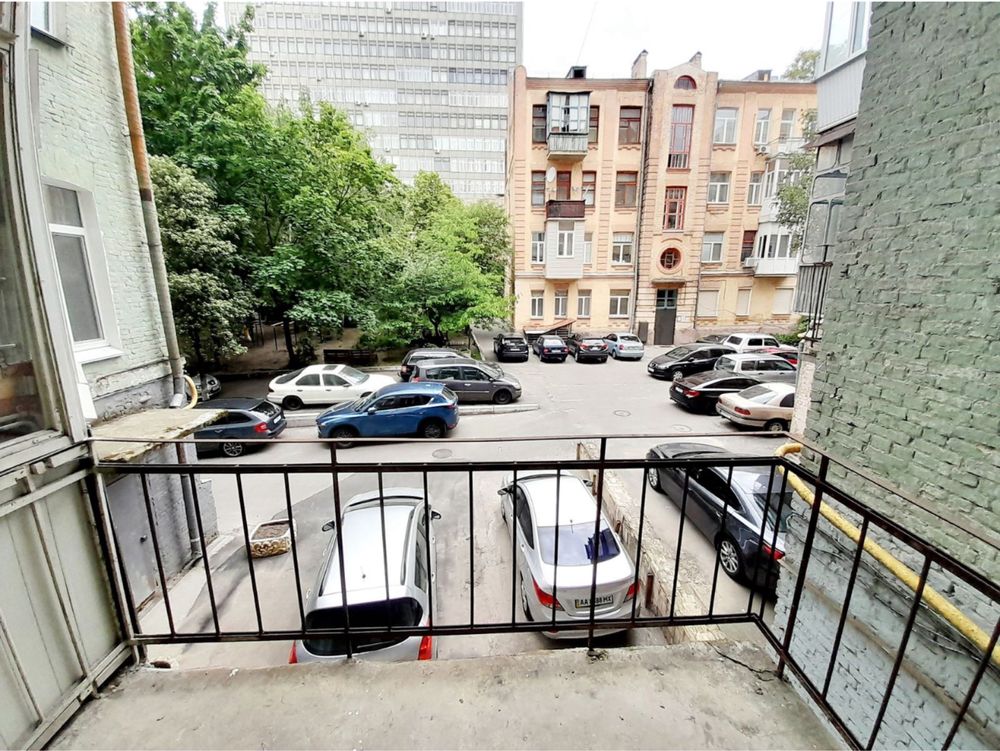 Продаж 2 к кв Олеся Гончара Історичний Цент Шевченківськи Університет