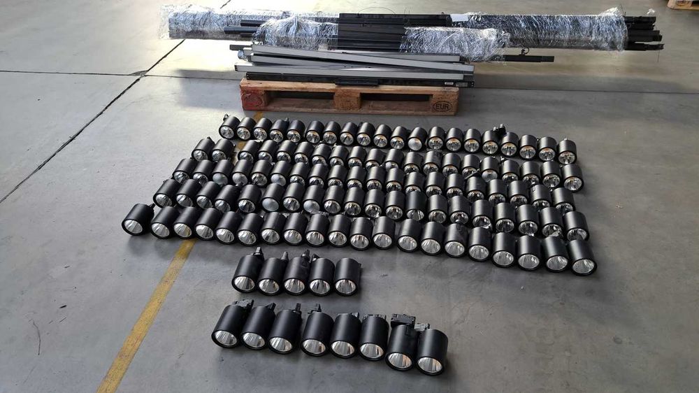 Zestaw oświetlenia LED do biur magazynów