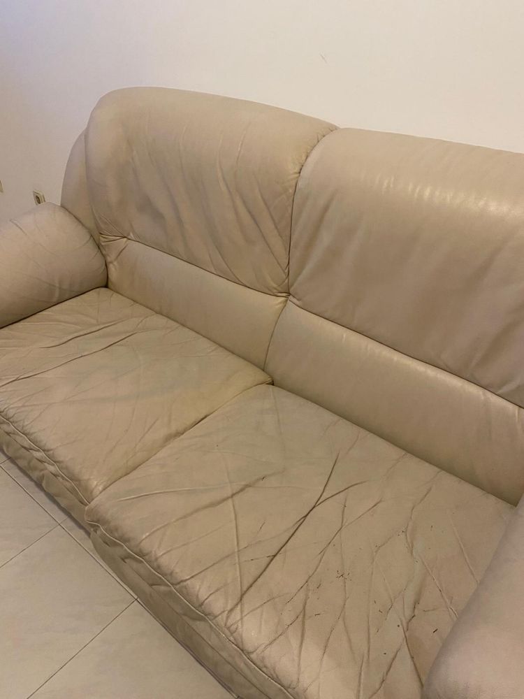 Sofá de dois lugares, espacoso e confortavel