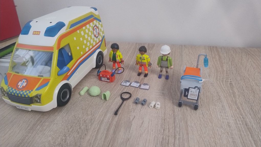 Zestaw Playmobil - karetka pogotowia - Ambulans