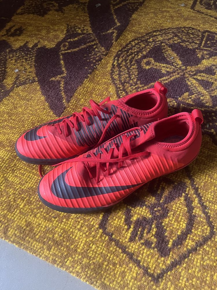 Продам сороконіжки футзалки Nike