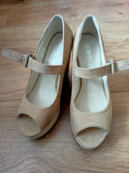 Beżowe sandały na koturnie