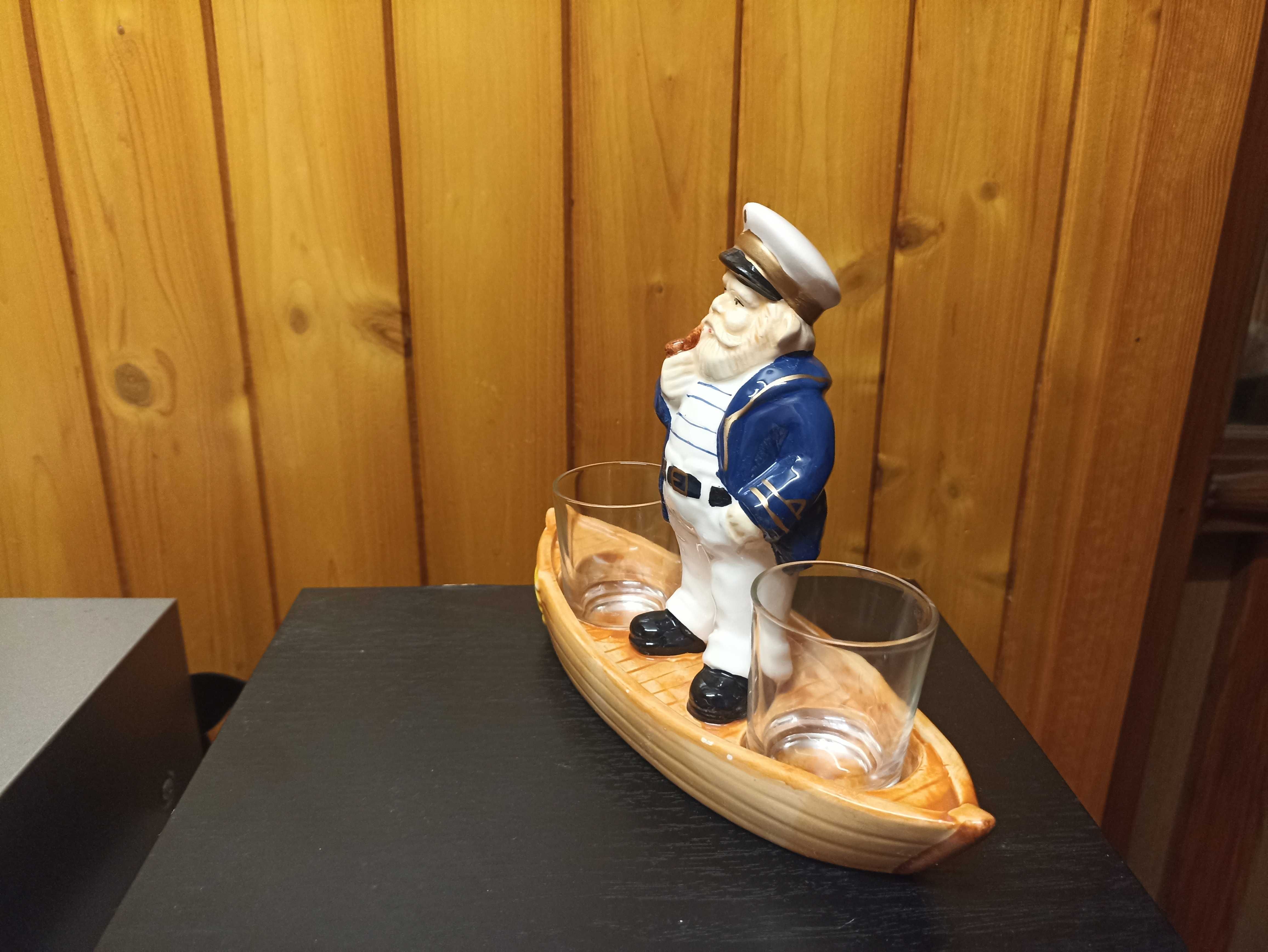 Marynarz i dwa kieliszki do wódki