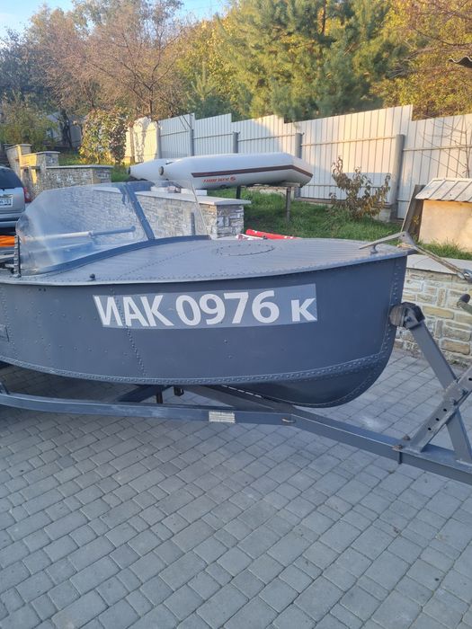 Лодка човен Южанка з мотором Меркурі і лафетом