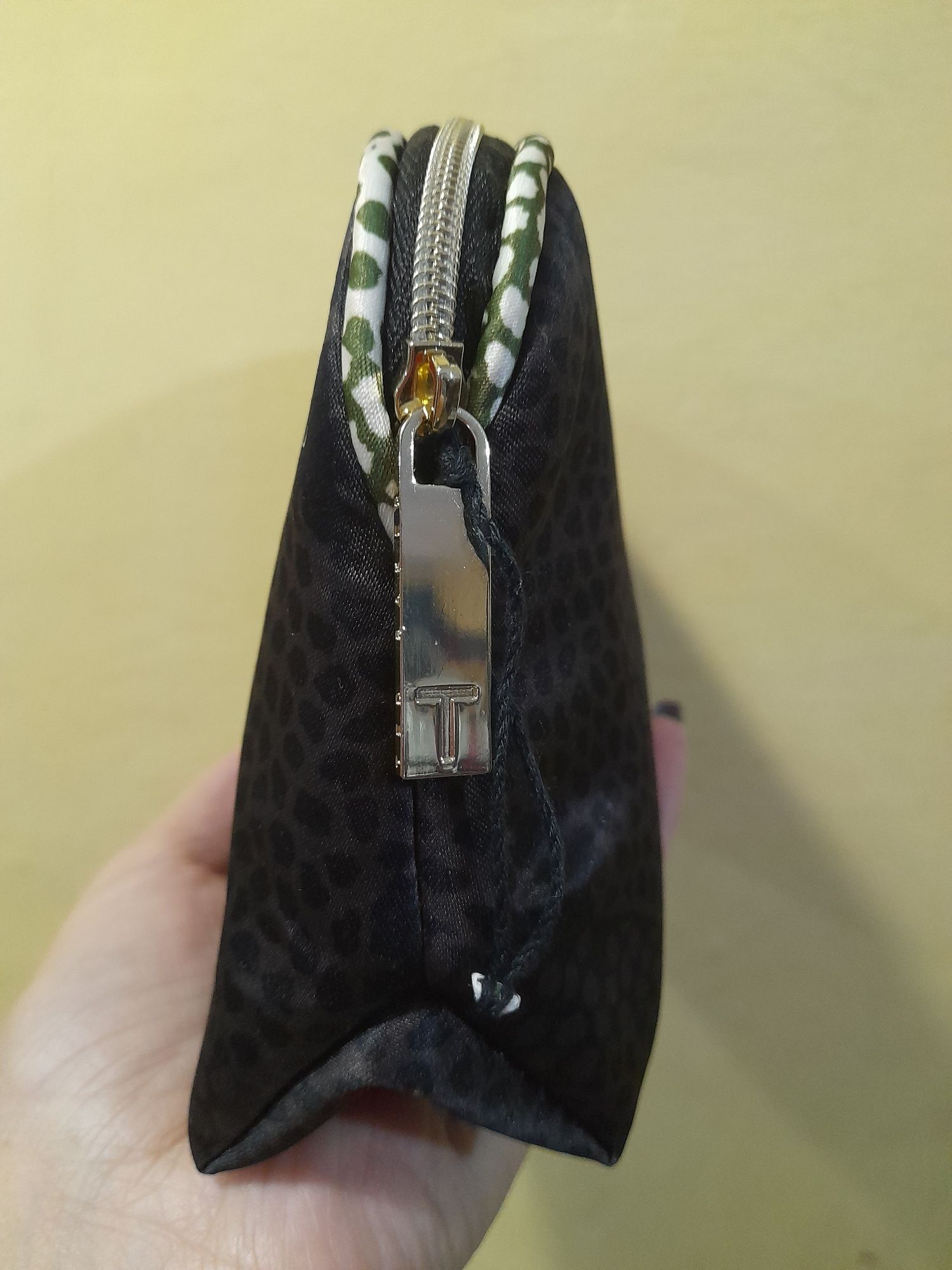 Оригінал Ted Baker London як нова косметичка