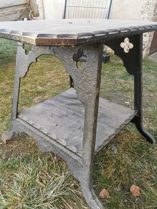 Antyczny stolik, żeliwo i drewno.