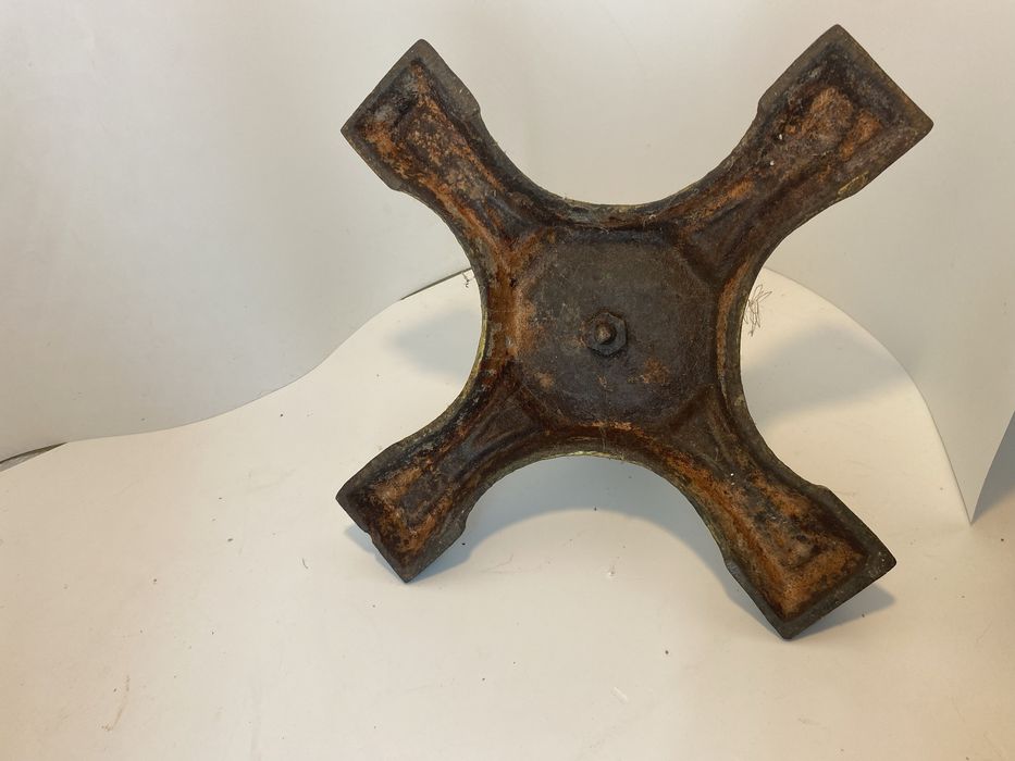 Żeliwna stara noga do choinki