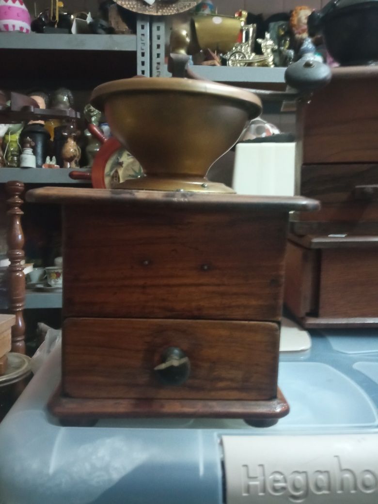 Moinhos de café, para uso ou decoração. todos funcionam. Preços divers