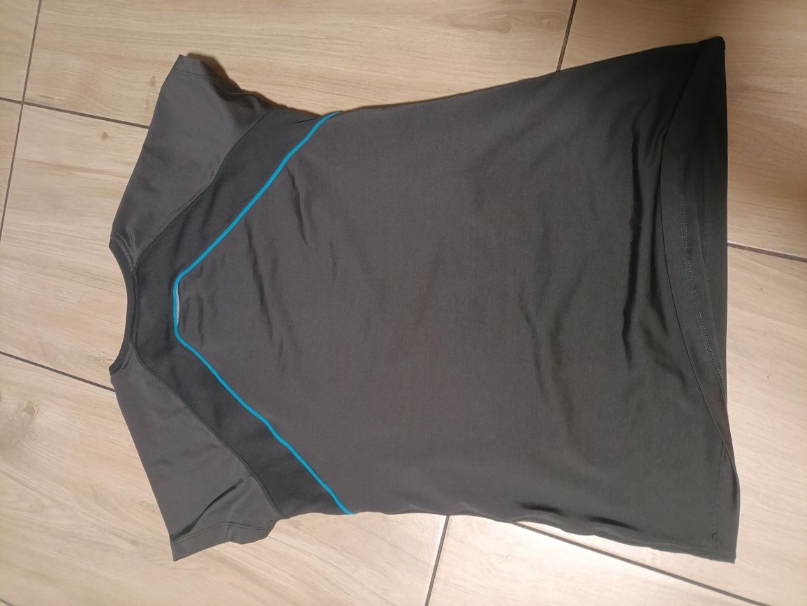 Szara koszulka sportowa do biegania z niebeiskim akcentem na siłownię