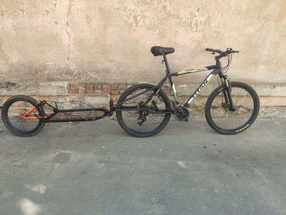 Горный велосипед Titan Raptor с прицепом.