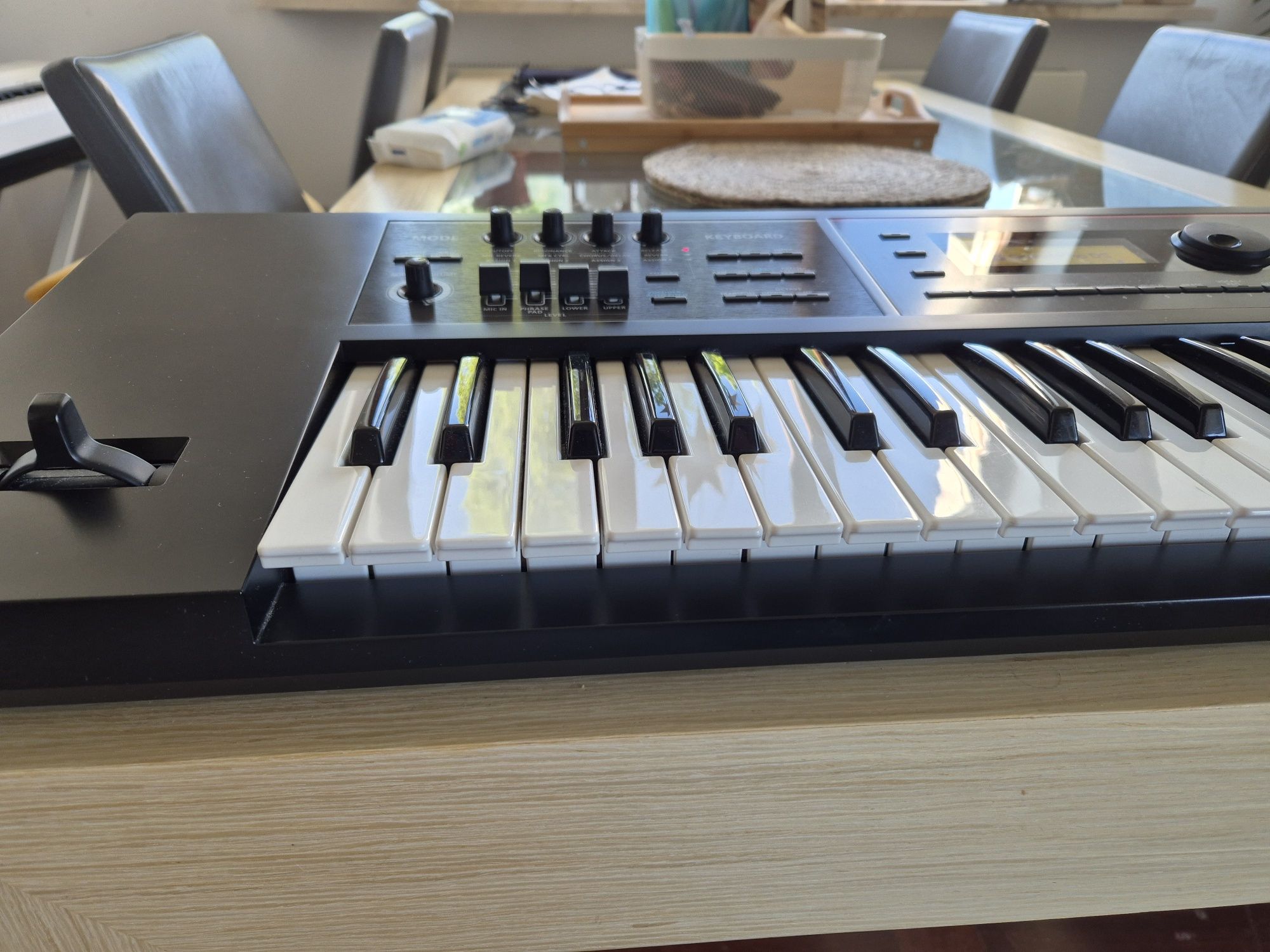 Roland Juno DS 61 + wraz z pedałem DP 10