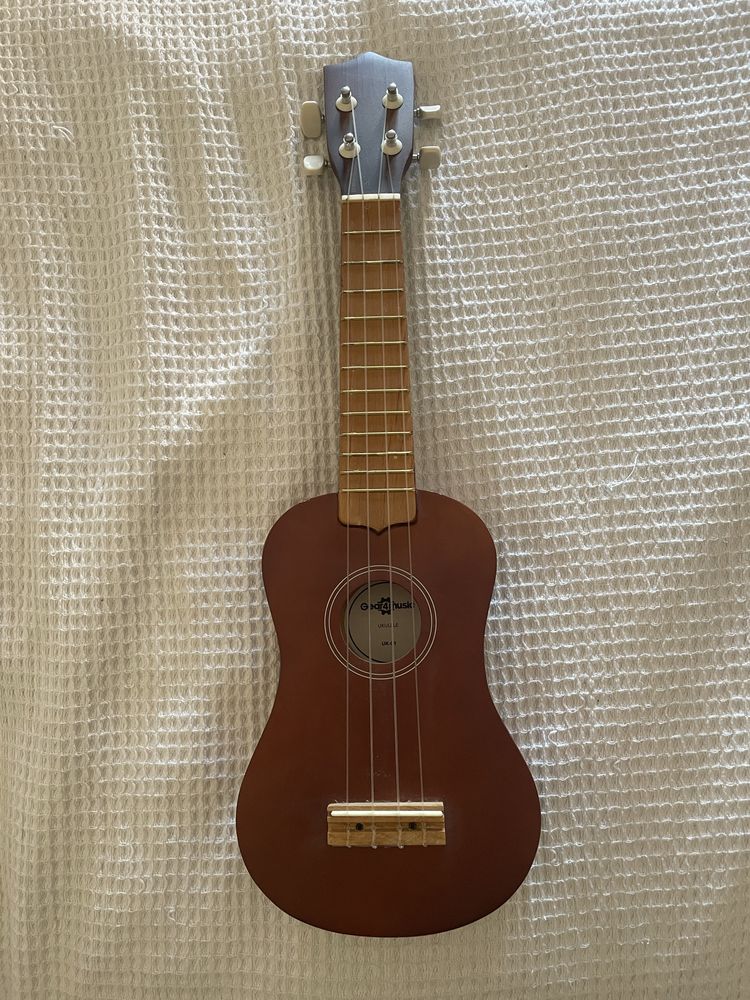 Ukelele novo castanho
