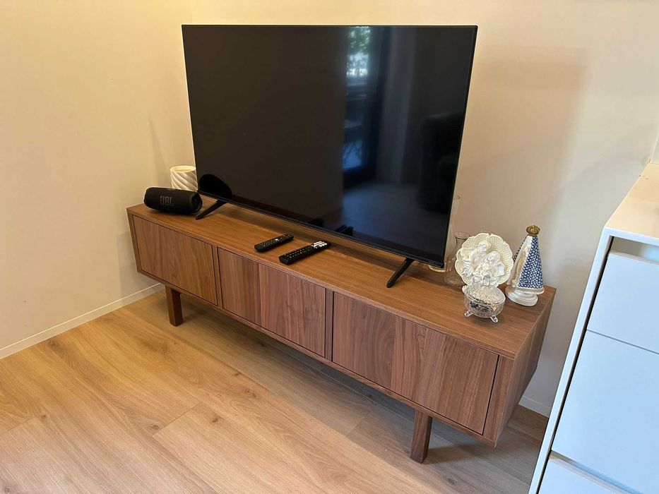 Móvel de TV semi-novo em ótimo estado de conservação