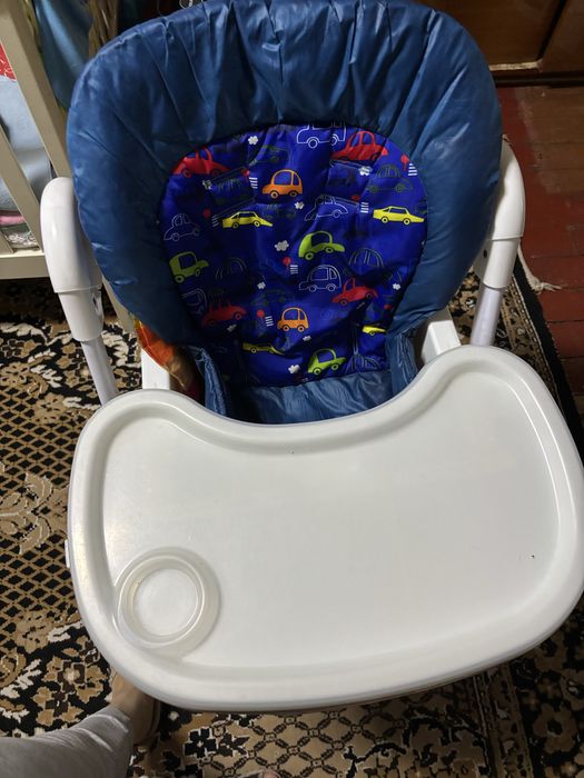 Столик для кормления и кроватка .Все в хорошем состояниии.