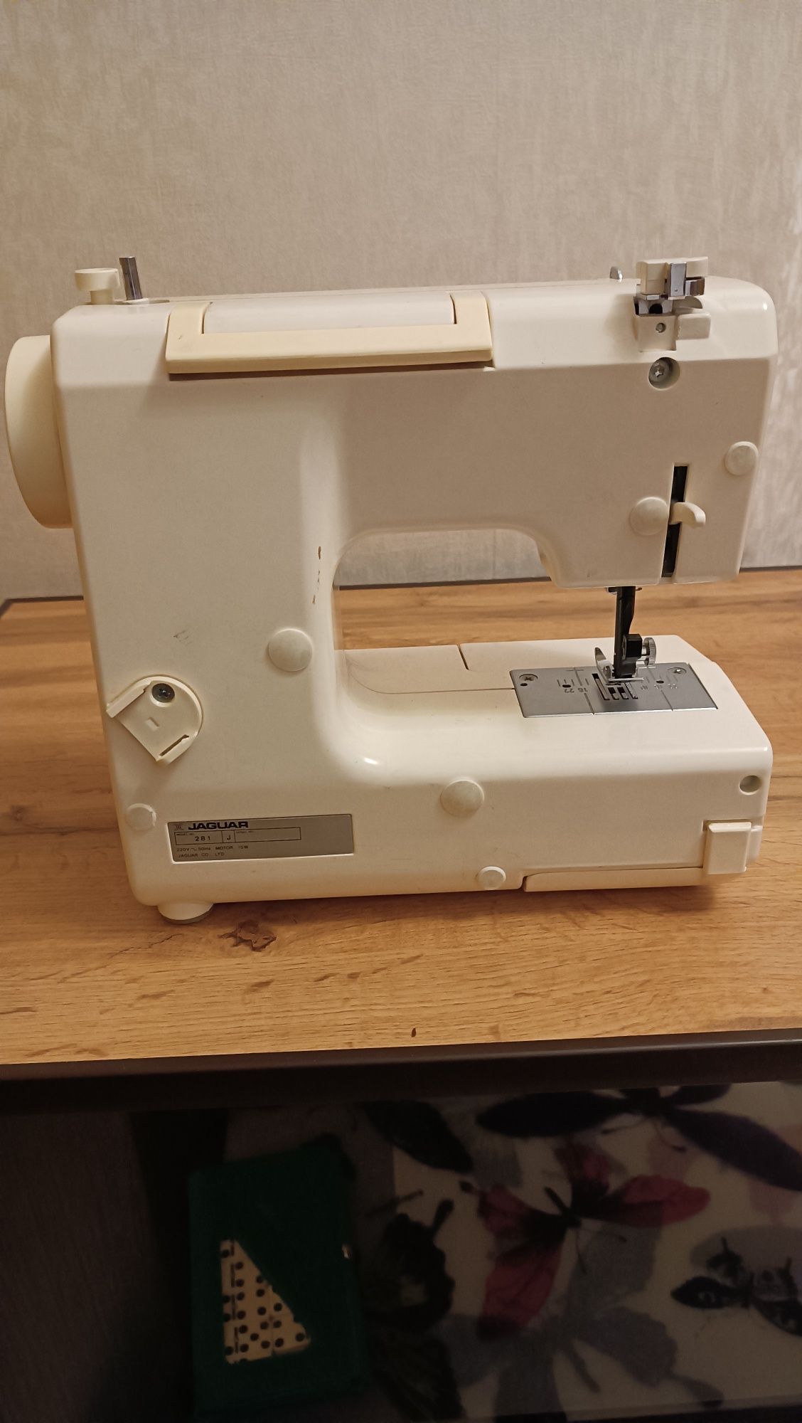 Швейная машинка очень удобная небольшая всё умеет делать