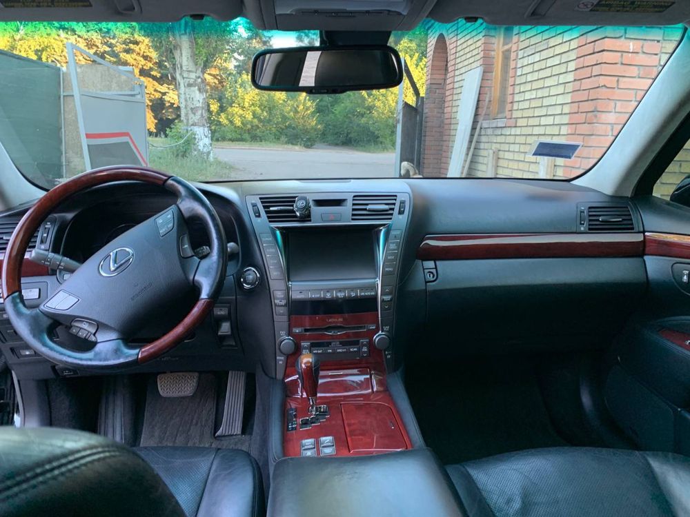 Продам Lexus LS460L