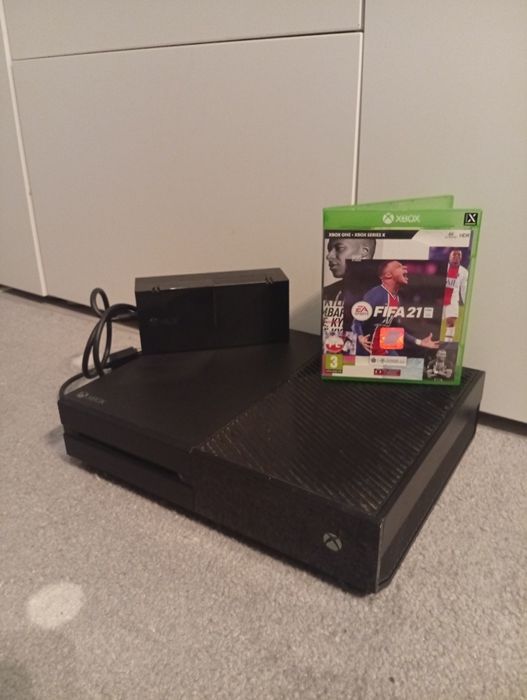 Konsola Xbox ONE 500GB okablowanie + gra fifa