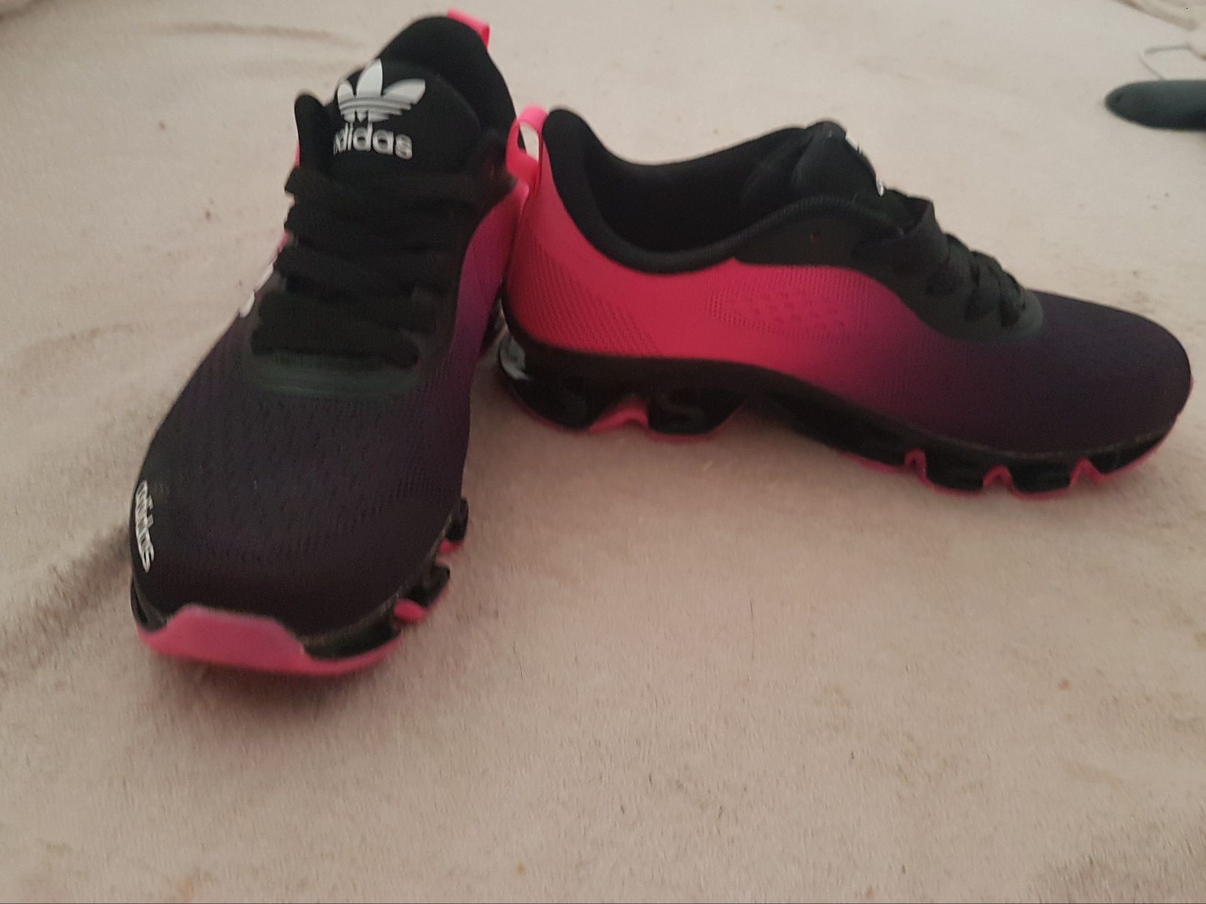 Tênis Adidas rosa e preto
