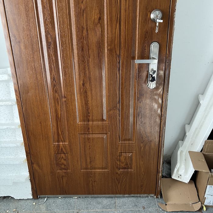 Drzwi wejsciowe zewnętrzne metalowe z kluczami i futryną