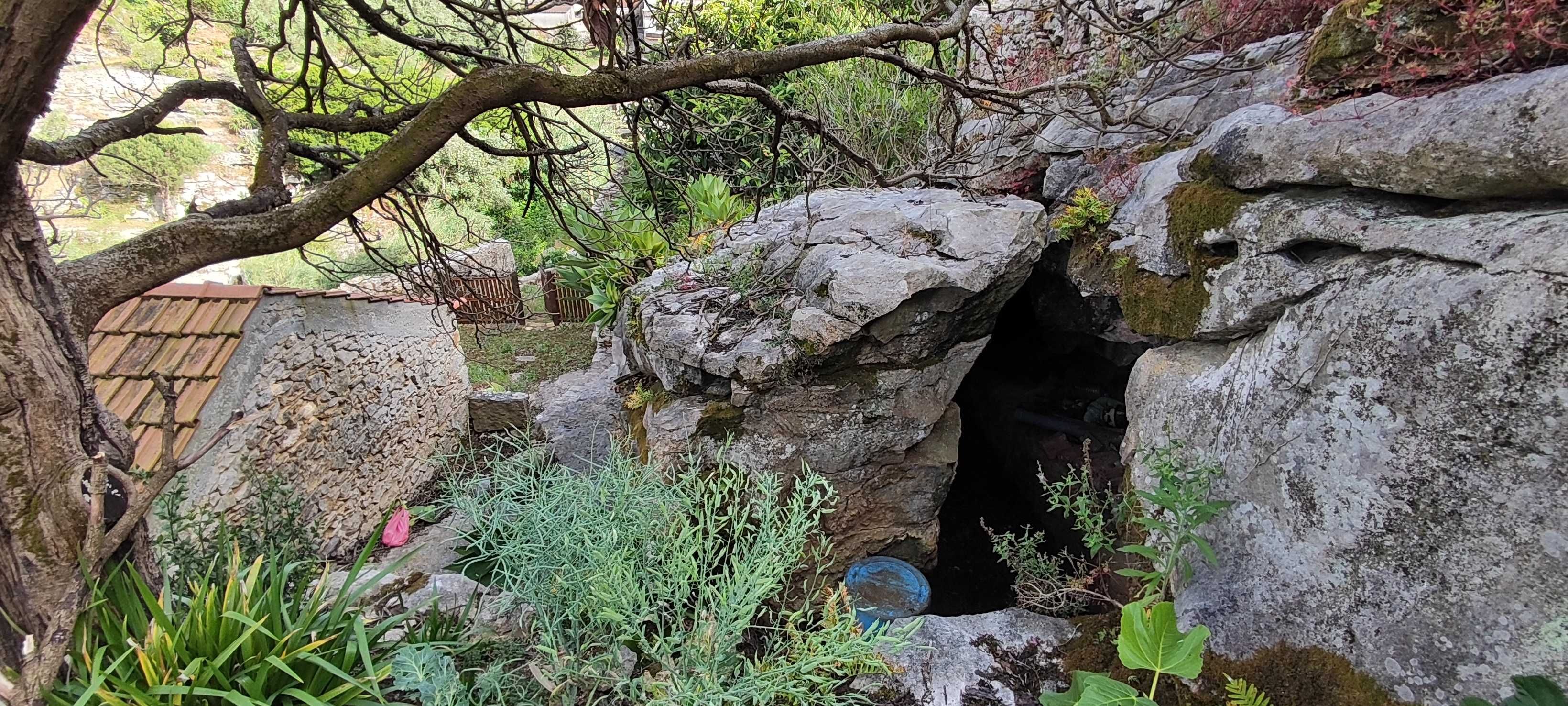 Moradia com  terreno e Grutas