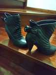 Excelente oportunidade! Botas, em pele