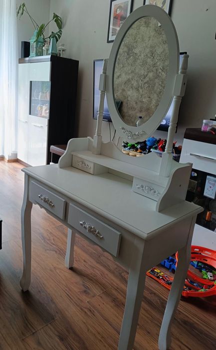 ZAREZERWOWANE Biała toaletka z lustrem i taboretem