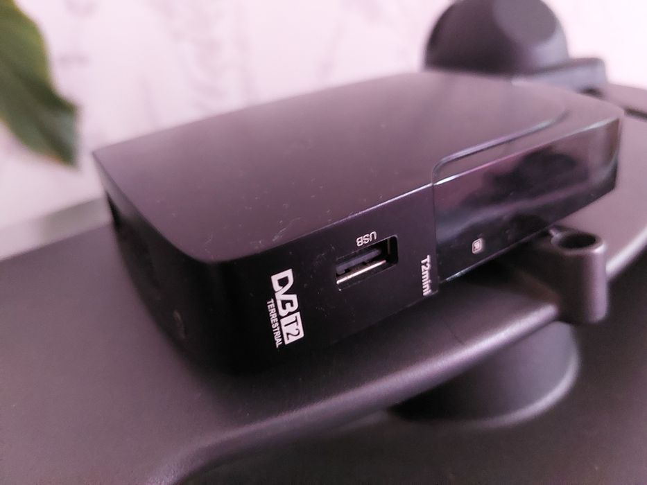 Продам телевізор TCL з приставкою Т2 і антенною