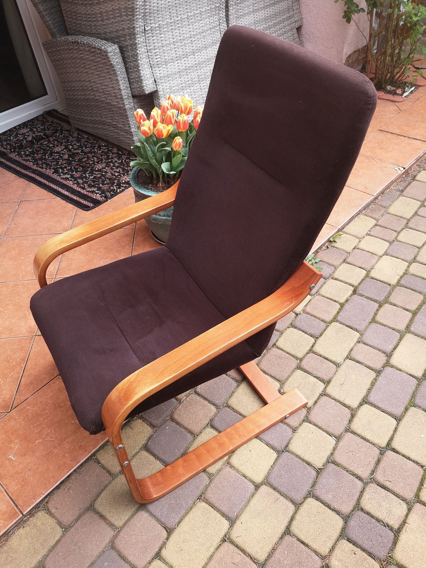 Fotel drewniany z brązowym obiciem.