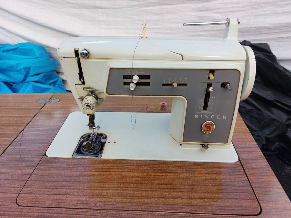 Máquina de costura Singer 611G com móvel de arrumação pés de palito